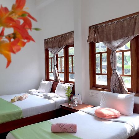 Subash Hotel Nallathanniya Extérieur photo