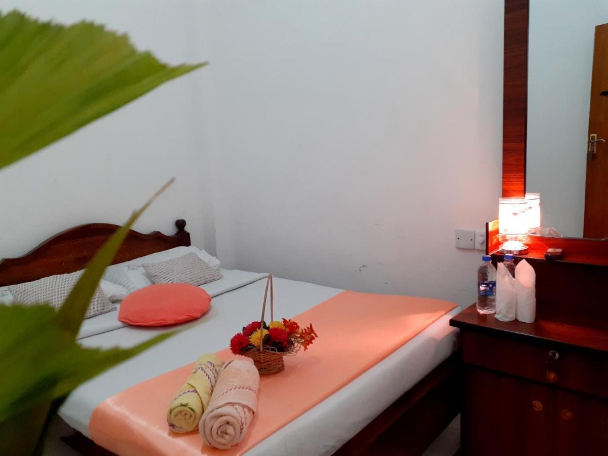 Subash Hotel Nallathanniya Extérieur photo