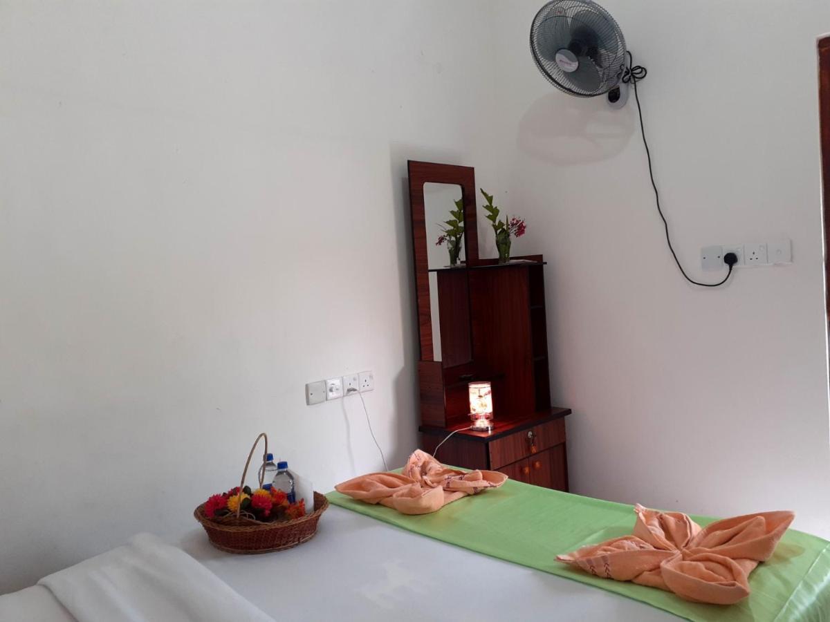 Subash Hotel Nallathanniya Extérieur photo