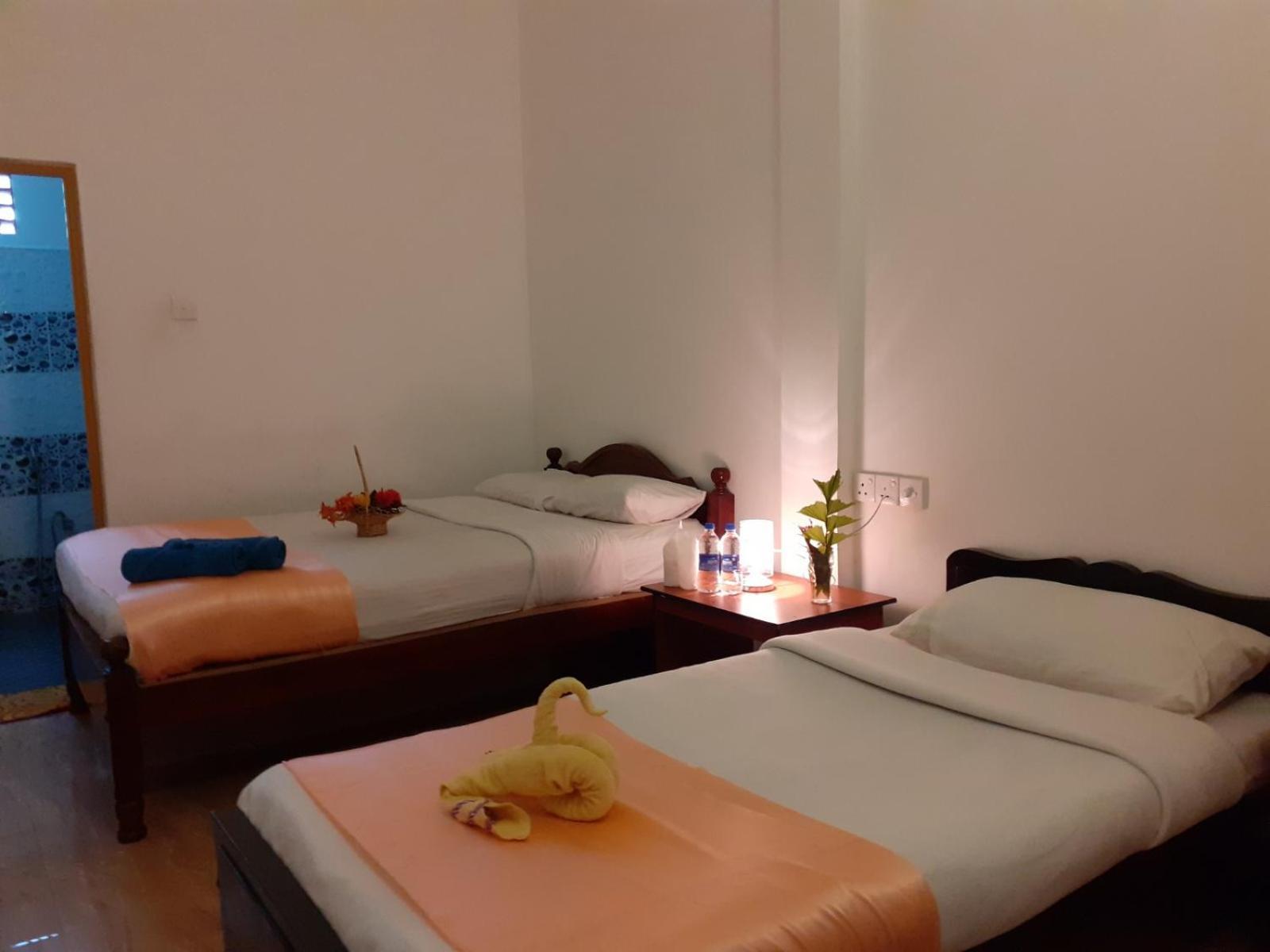 Subash Hotel Nallathanniya Extérieur photo