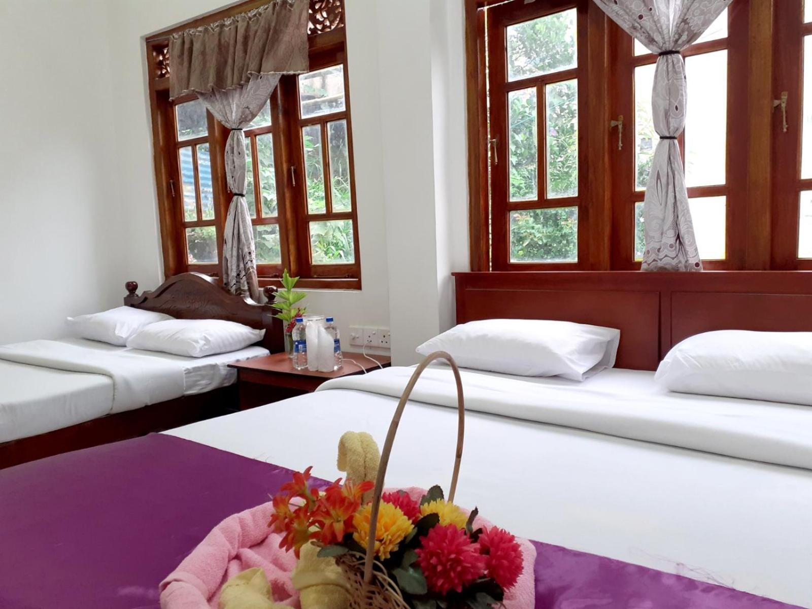 Subash Hotel Nallathanniya Extérieur photo