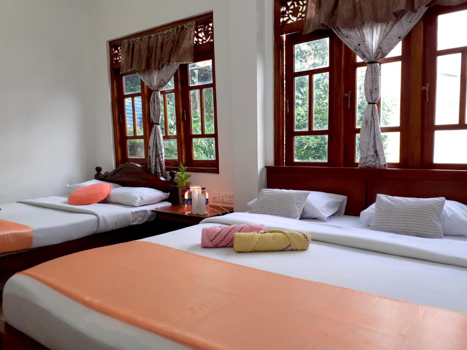 Subash Hotel Nallathanniya Extérieur photo