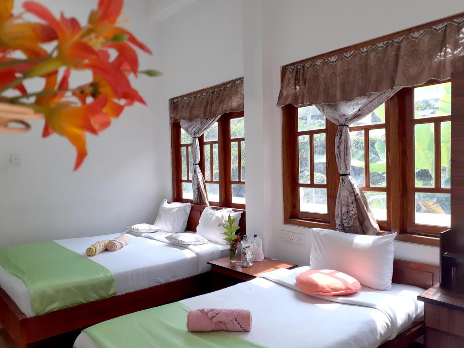 Subash Hotel Nallathanniya Extérieur photo