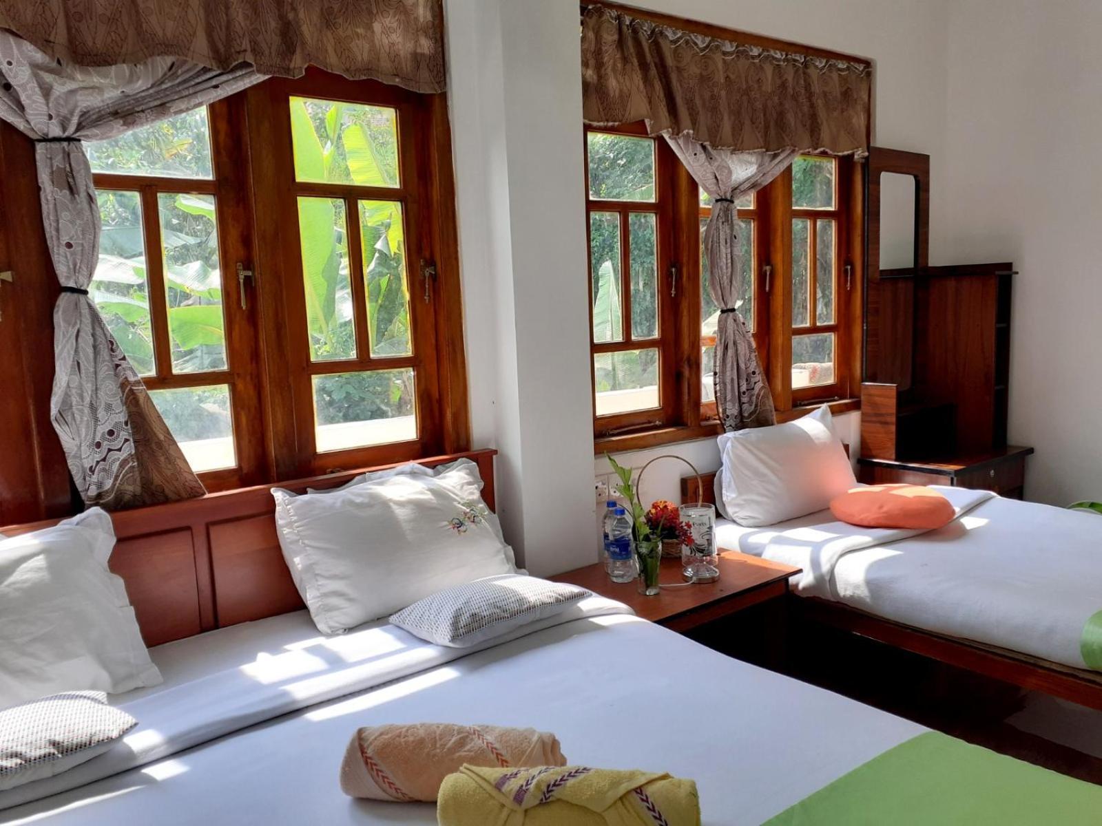 Subash Hotel Nallathanniya Extérieur photo
