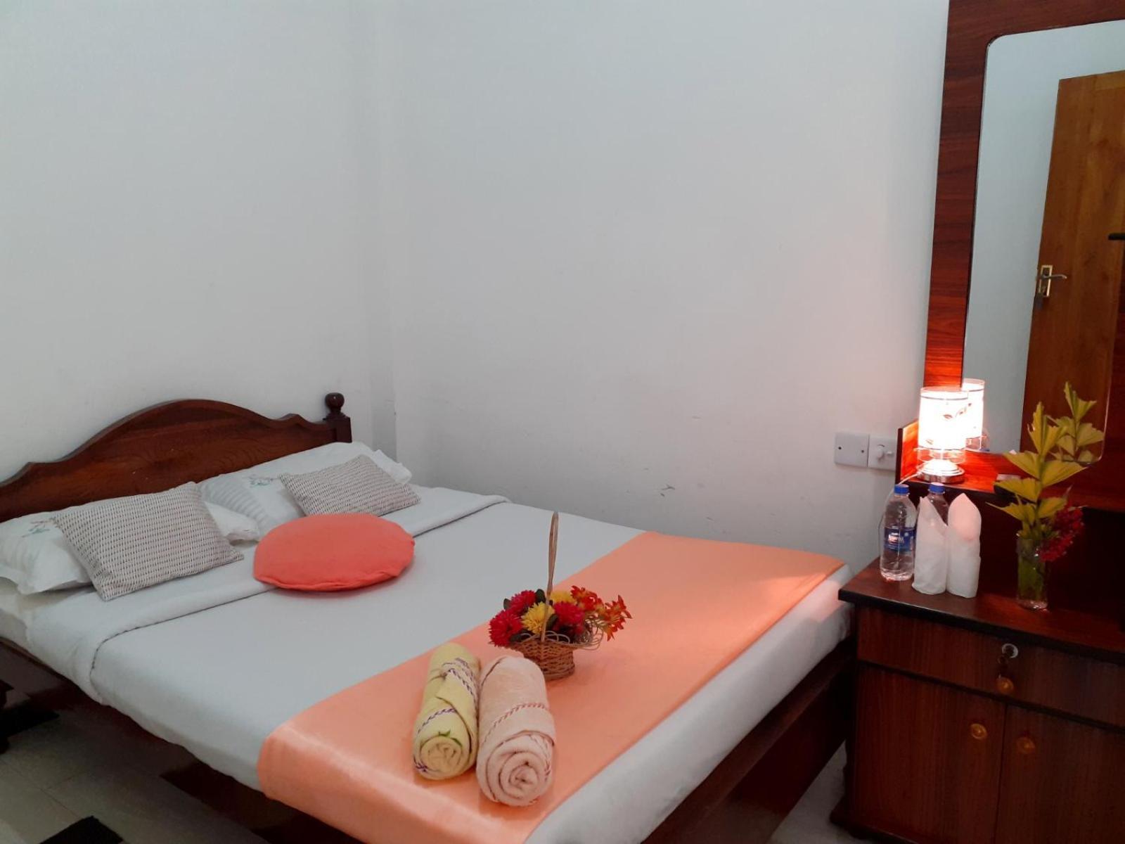 Subash Hotel Nallathanniya Extérieur photo