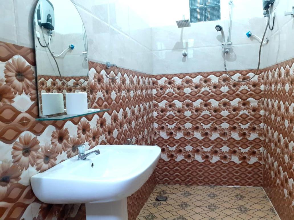 Subash Hotel Nallathanniya Extérieur photo