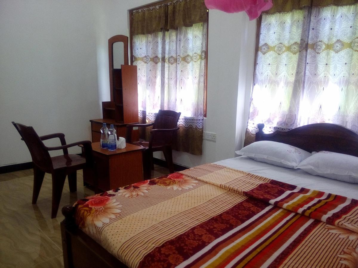 Subash Hotel Nallathanniya Extérieur photo