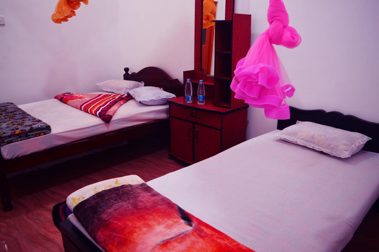 Subash Hotel Nallathanniya Extérieur photo
