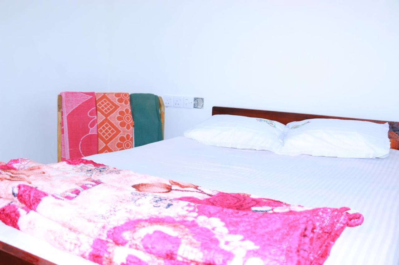 Subash Hotel Nallathanniya Extérieur photo